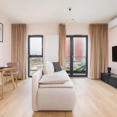 Air-conditioned With Balcony 10 Minutes From Spodek Arena By Renters