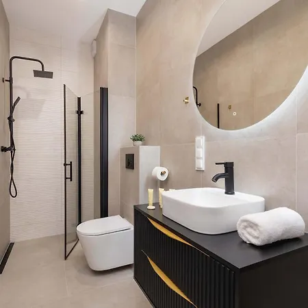 Air-conditioned With Balcony 10 Minutes From Spodek Arena By Renters アパート *